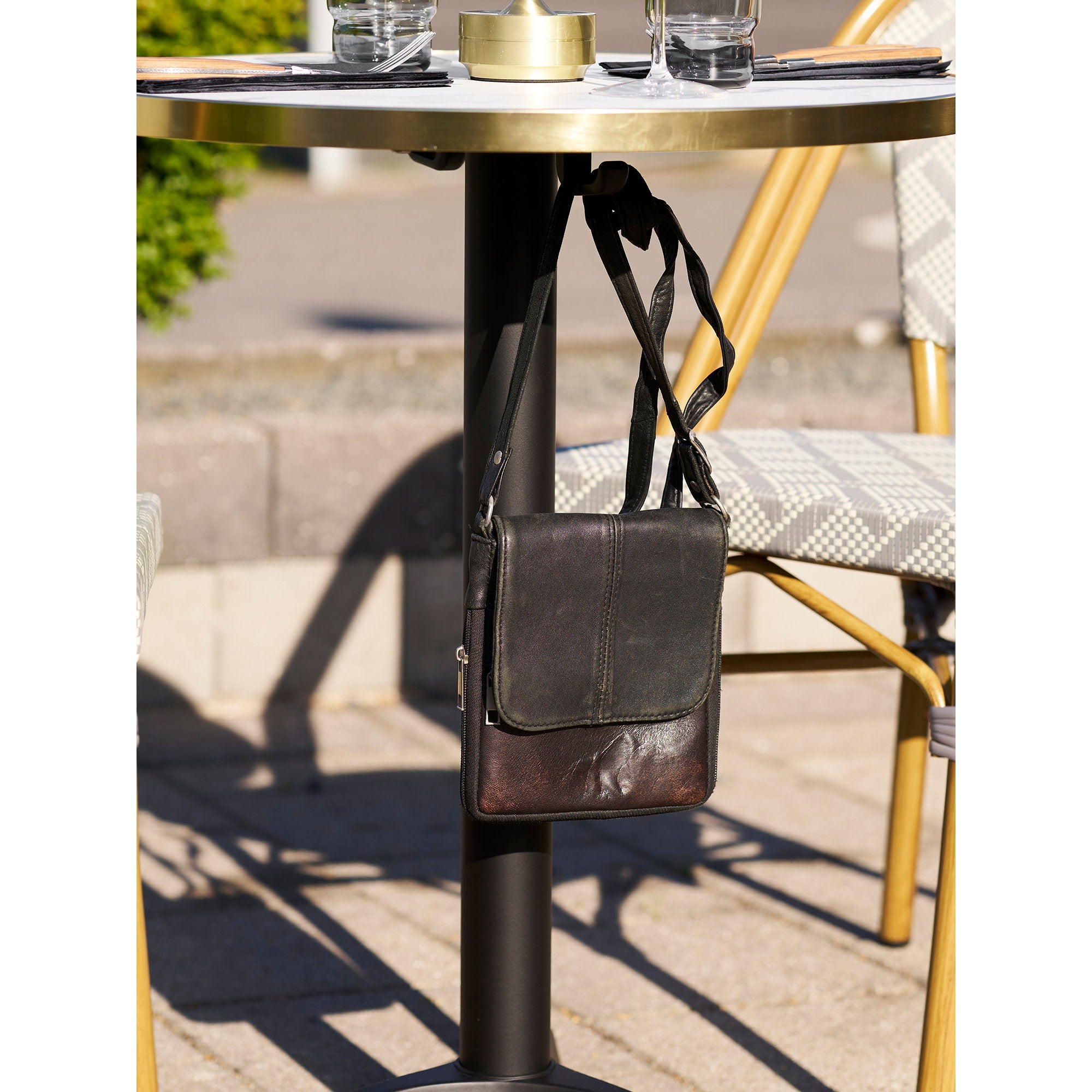 Bistrotafel - Marmerlook, wit met gouden rand, zwarte poten, aluminium Ø60x73 cm
