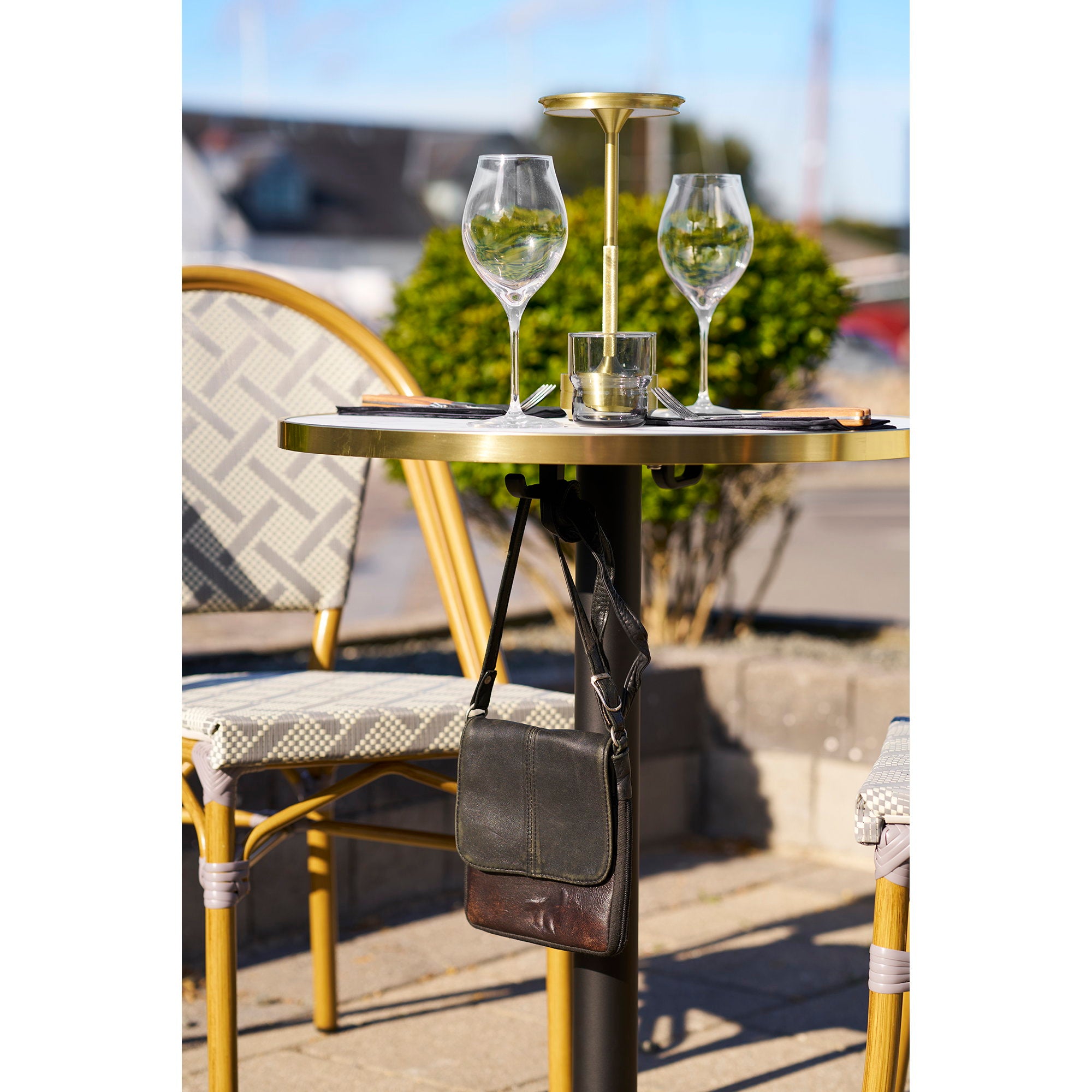Bistrotafel - Marmerlook, wit met gouden rand, zwarte poten, aluminium Ø60x73 cm