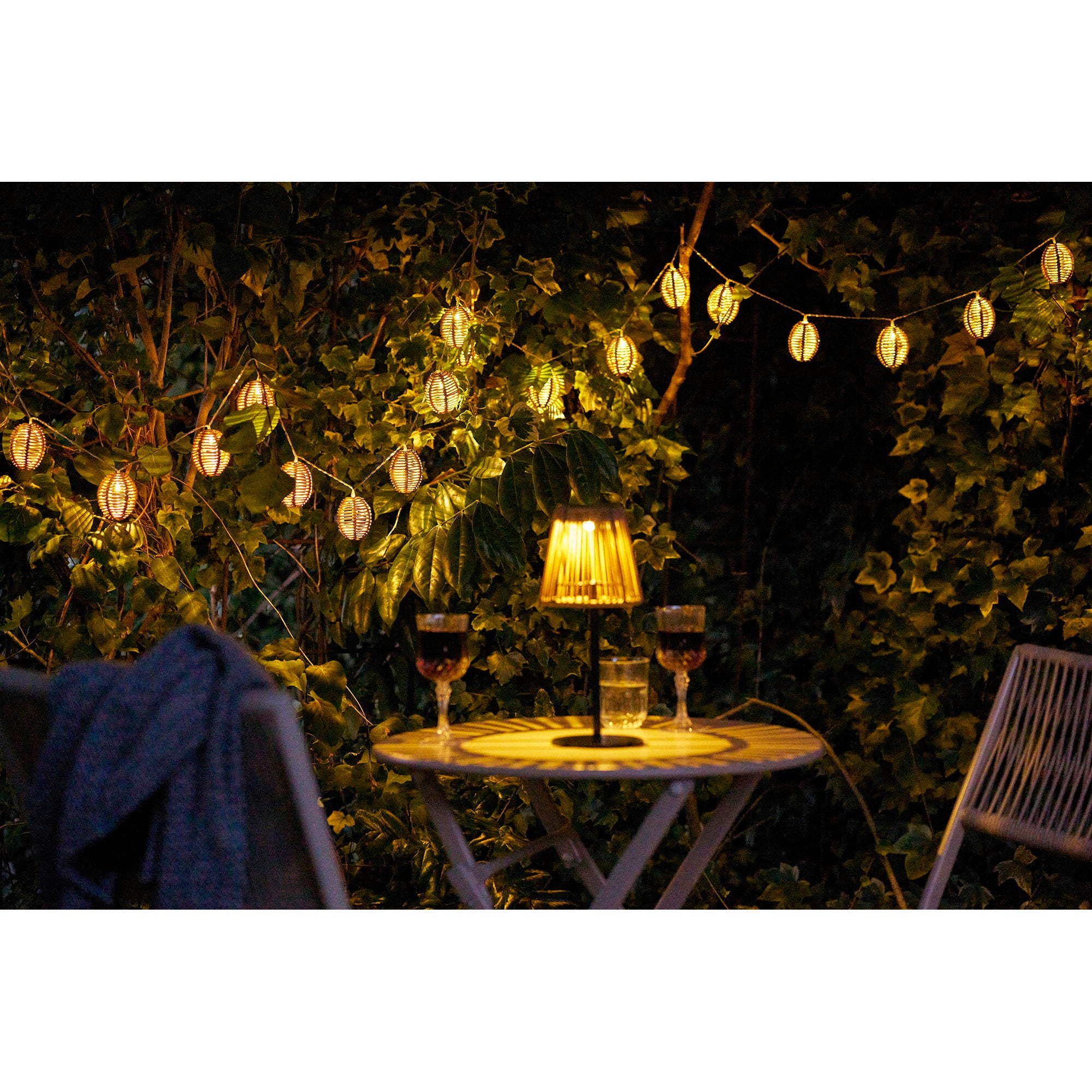 Carlisle LED Lichtslinger - Polyrattan/metaal, naturel/zwart
